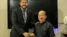 Chủ tịch Liên hiệp các Hội UNESCO Nguyễn Xuân Thắng chụp ảnh cùng ông Michael Croft,​ Trưởng Văn phòng đại diện UNESCO tại Hà Nội.