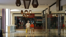 Có rất ít khách tới mua sắm tại các trung tâm thương mại ở Manila. Ảnh: SCMP