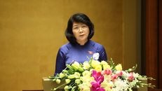 Phó Chủ tịch nước Đặng Thị Ngọc Thịnh đọc Tờ trình trước Quốc hội. Ảnh: VGP