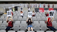 FC Seoul đối diện án phạt do dùng búp bê tình dục thay người hâm mộ