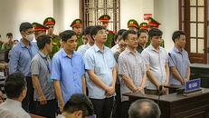 Các bị cáo đứng dậy nghe tòa tuyên án. Ảnh: Nhân Dân