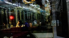 Hành khách trên một chuyến tàu đang di chuyển tới thành phố Kamakura, tỉnh Kanagawa vào thứ Bảy tuần trước. Ảnh: AFP