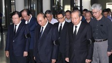 Thủ tướng Nguyễn Xuân Phúc dẫn đầu đoàn Chính phủ đến viếng đồng chí Vũ Mão. Ảnh: TTXVN