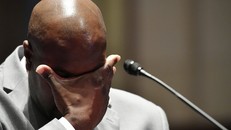 Philonise Floyd, em trai của George Floyd, lau nước mắt khi làm chứng trong phiên điều trần của Ủy ban Tư pháp Hạ viện. Ảnh: AP