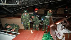 Lực lượng quân đội và PCCC rà soát hiện trường vụ tai nạn. Ảnh: Báo Vĩnh Phúc