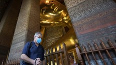 Chùa Wat Pho nổi tiếng với bức tượng Đức Phật ngồi tựa. Ảnh: AP