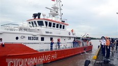 Đưa thi thể 4 thuyền viên tàu cá gặp nạn về đất liền