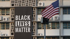 Tấm áp phích Black Lives Matter được treo tại Đại sứ quán Mỹ tại Seoul vào ngày 14/6. Ảnh: AP