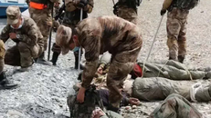 Binh sĩ Trung Quốc đứng cạnh binh sĩ Ấn Độ bị thương sau cuộc ẩu đả hôm 31/5. Ảnh: Handout