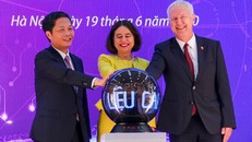 Bộ trưởng Trần Tuấn Anh cùng Đại sứ Đại sứ Australia Robyn Mudie và Đại sứ Thụy Sỹ Ivo Sieber ấn nút khai trương hệ thống cơ sở dữ liệu.