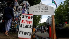 Người biểu tình lập rào chắn tại khu vực Capital Hill Organized Protest (CHOP), trước đây từng là Phân khu phía đông của Sở cảnh sát thành phố Seattle. Ảnh: REUTERS