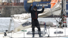 Ông Ballestero trên con thuyền cùng mình vượt Đại Tây Dương. Ảnh: AP