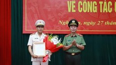 Thứ trưởng Trần Quốc Tỏ trao quyết định và chúc mừng Đại tá Võ Trọng Hải.