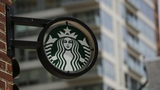 Starbucks tạm dừng quảng cáo trên mạng xã hội