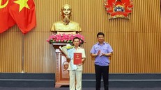 Đồng chí Nguyễn Huy Tiến trao quyết định và chúc mừng đồng chí Đỗ Văn Phương.