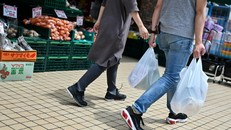 Nhật Bản bắt đầu tính phí túi nilon