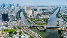 Theo báo cáo của JLL, giá sơ cấp của nhà liền thổ tại HCM trong quý II/2020 đã xác lập kỷ lục mới với mức tăng lần lượt gần 36% theo năm và 5,2% theo quý, cho thấy thị trường bất động sản đang bật dậy mạnh mẽ sau đại dịch.