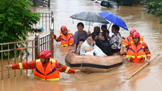 Người dân tỉnh Giang Tây được đưa đi sơ tán. Ảnh: EPA