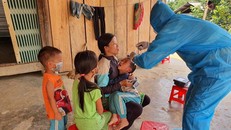Nhân viên Y tế lấy mẫu xét nghiệm bạch hầu tại thôn 7, xã Cư Króa, huyện M’Đrắk. Ảnh: TTXVN