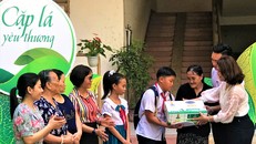 Bà Trần Thị Mỹ Bình, Giám đốc Chi nhánh Đà Nẵng đại diện Vinamilk và Quỹ sữa Vươn cao Việt Nam gửi tặng Pháp học bổng trị giá 50 triệu đồng, để giúp Pháp có thêm điểm tựa vững chắc cho con đường học tập phía trước và giảm bớt gánh nặng trên vai bà nội của