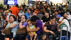 Phòng chờ nhà ga T1 Cảng hàng không Nội Bài chiều 20/7 đông nghẹt hành khách ngồi đợi đến giờ lên tàu bay.