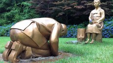 Tượng Thủ tướng Abe quỳ gối gây phẫn nộ tại Nhật Bản