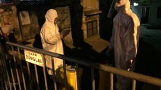 Lực lượng chức năng trực chốt ngõ 466 Hoàng Hoa Thám. Ảnh: Hà Nội Mới