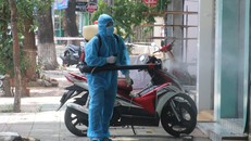 Ngành y tế Đắk Lắk phun hóa chất khử khuẩn bề mặt tại khu vực dân cư có ca bệnh COVID-19.