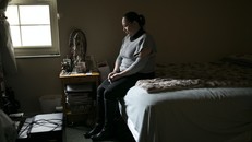 Bà mẹ nhập cư mắc kẹt trong nhà thờ hơn 900 ngày