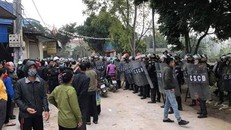 Lực lượng chức năng bảo vệ hiện trường - nơi xảy ra vụ việc Ảnh: TTXVN