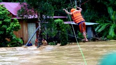 Công an Quảng Nam đu dây giải cứu người mắc kẹt do lũ quét