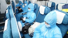 Hành khách trên chuyến bay VN310 từ Hà Nội đi Tokyo. Ảnh: VOV