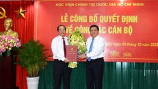 GS,TS Nguyễn Xuân Thắng (phải) trao quyết định giao Quyền Giám đốc Học viện Báo chí và Tuyên truyền cho đồng chí Lưu Văn An (trái).