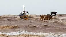 Tàu bị mắc cạn ở biển Cửa Việt. Ảnh: TTXVN