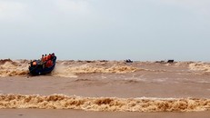  Tàu cứu hộ chuẩn bị tiếp cận tàu Vietship 01 quăng dây, đề nghị các thuyền viên trên tàu chú ý bắt dây. Ảnh: Nhân dân