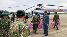 Máy bay đưa hàng cứu trợ vào ALin B2, Rào Trăng 4. Đã có 2 chuyến bay chuyển hàng vào các điểm này. Ảnh: Báo Thừa Thiên-Huế