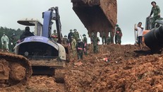 Các lực lượng đang rất khẩn trương tìm kiếm cán bộ, chiến sĩ bị vùi lấp. Ảnh: Quân đội Nhân dân