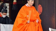 Thái tử Akishino diện lễ phục da cam trong buổi lễ sắc phong. Ảnh: Reuters