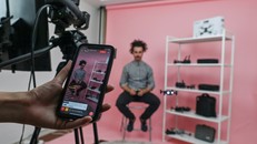 Mỗi phiên livestream của Lalo Lopez thu hút 15.000 lượt xem. Ảnh: AFP