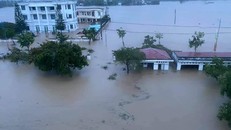 Thị trấn La Hai (huyện Đồng Xuân, Phú Yên) chìm trong nước lũ. Ảnh: Báo Phú Yên