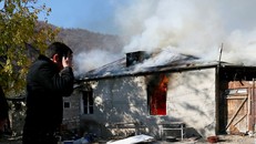 Người Armenia đốt nhà trước khi bàn giao đất đai cho Azerbaijan