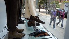 Doanh số bán hàng xa xỉ trên toàn cầu suy giảm do đại dịch