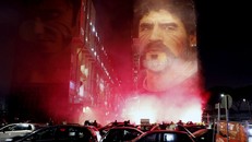 Thế giới bóng đá khóc thương Maradona