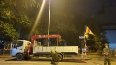 Đến 23h37 phút, quả bom phá đã được lực lượng công binh đưa lên xe chuẩn bị di dời khỏi khu vực phố Cửa Bắc. Ảnh: TTXVN