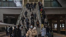 Hành khách tại ga Hán Khẩu ở Vũ Hán, Trung Quốc. Ảnh: NY Times