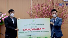 Ông Trần Quốc Việt – Tổng Giám đốc Ecopark (bên phải) trao tặng 3 tỷ đồng cho các bác sĩ tuyến đầu chống dịch Covid-19..