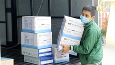 Các sản phẩm đồ uống tươi sạch của TH đã đến tay người cách ly và lực lượng y tế tại Chí Linh (Hải Dương) và Quảng Ninh. Trong ảnh, sữa Dalatmilk được chuyển tới trụ sở Mặt trận Tổ quốc, để từ đó phân bổ đi các nơi cần trong hoàn cảnh dịch bệnh. 