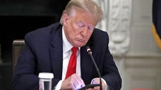 Facebook chuẩn bị ra quyết định về tài khoản của ông Trump