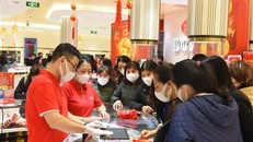 Cảnh đông đúc thường thấy tại các trung tâm, cửa hàng vàng dịp Thần Tài.