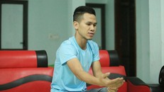 Anh Nguyễn Ngọc Mạnh diễn tả lại hành động cứu cháu bé. Ảnh: Dân Việt